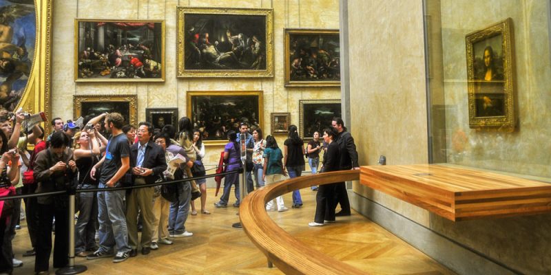 Crowd admiring the Mona Lisa painting.